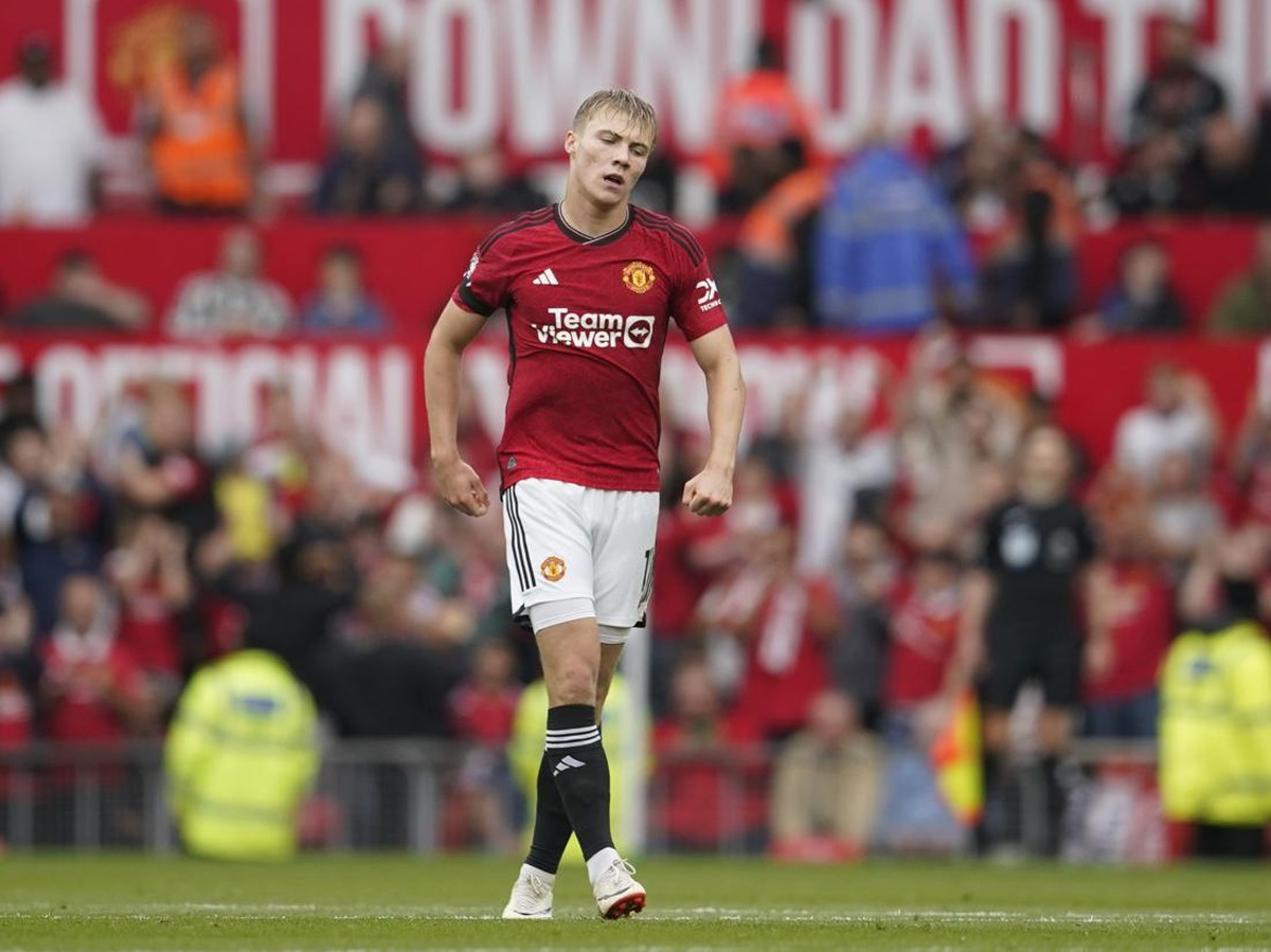Man United vs Brentford: Rasmus Hojlund diwaspadai oleh Si Lebah. (Foto: AP/Dave Thompson)