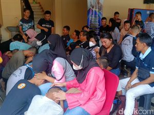 Polsek Mampang Cegah Tawuran, Remaja Nangis Saat Dibalikin ke Ortu Polsek Mampang Cegah Tawuran, Remaja Nangis Saat Dibalikin ke Ortu