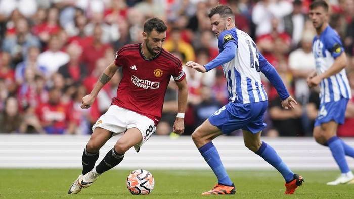 Saat MU Dipermalukan Brighton di Old Trafford Manchester United kalah lagi. Bermain di kandang sendiri, MU dipermalukan Brighton dengan skor akhir 1-3. Pertandingan Liga Inggris antara MU vs Brighton berlangsung di Old Trafford, Sabtu (16/9/2023) malam WIB.