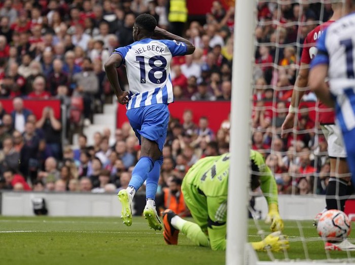 Manchester United kalah lagi. Bermain di kandang sendiri, MU dipermalukan Brighton dengan skor akhir 1-3. Pertandingan Liga Inggris antara MU vs Brighton berlangsung di Old Trafford, Sabtu (16/9/2023) malam WIB.