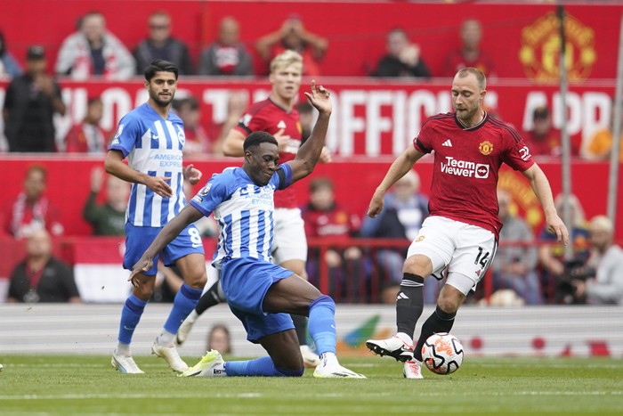 Manchester United kalah lagi. Bermain di kandang sendiri, MU dipermalukan Brighton dengan skor akhir 1-3. Pertandingan Liga Inggris antara MU vs Brighton berlangsung di Old Trafford, Sabtu (16/9/2023) malam WIB.
