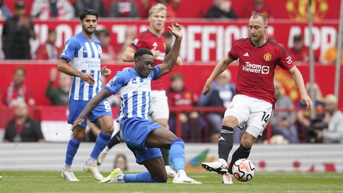 Saat MU Dipermalukan Brighton di Old Trafford Manchester United kalah lagi. Bermain di kandang sendiri, MU dipermalukan Brighton dengan skor akhir 1-3. Pertandingan Liga Inggris antara MU vs Brighton berlangsung di Old Trafford, Sabtu (16/9/2023) malam WIB.