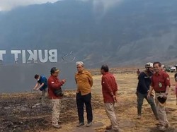 KLHK Jajaki Kemungkinan Mitigasi Kebakaran Bromo dengan Semak Mentigi