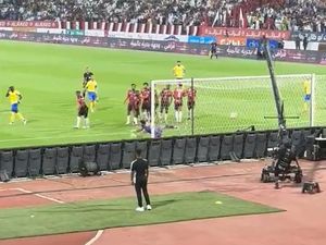 Kameramen TV Oleng usai Kena Bola Tendangan Bebas Ronaldo