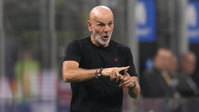 AC Milans manager Stefano Pioli gives directions to his players during a Serie A soccer match between Inter Milan and AC Milan at the San Siro stadium in Milan, Italy, Saturday, Sept.16, 2023. (AP Photo/Antonio Calanni)