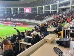 Panasnya Derby Jateng Persis Vs PSIS, Suporter Lempar Botol-Bakar Motor