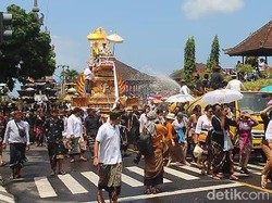 Ribuan Warga Iringi Pelebon Mantan Bupati Klungkung Tjokorda Gde Ngurah
