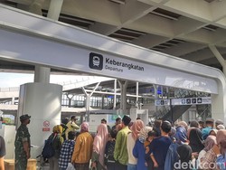 Penasaran Naik KCJB, Warga Padati Pintu Masuk Stasiun Tegalluar