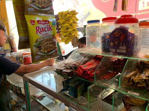 Dikepung Alfamart-Indomaret, Begini Cara Warung Madura Tetap Eksis