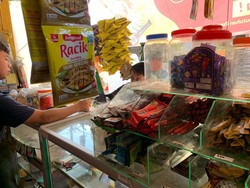 Dikepung Alfamart-Indomaret, Begini Cara Warung Madura Tetap Eksis