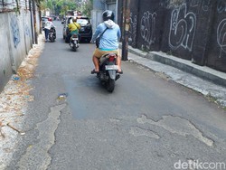 Akses Alternatif di Jalan Markoni Bandung Rusak