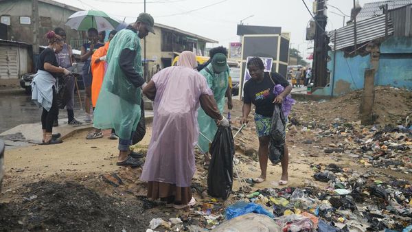 Aksi Relawan Nigeria Saat Hari Bersih-bersih Sedunia