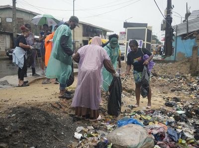 Aksi Relawan Nigeria Saat Hari Bersih-bersih Sedunia