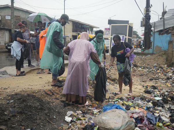 Aksi Relawan Nigeria Saat Hari Bersih-bersih Sedunia