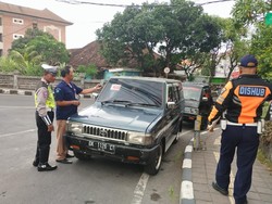Parkir Sembarangan, Puluhan Kendaraan di Dekat RSUP Prof Ngoerah Ditertibkan