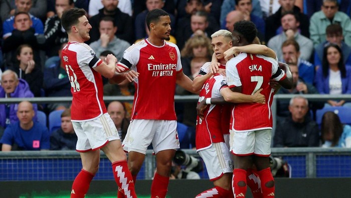 Soccer Football - Premier League - Everton v Arsenal - Goodison Park, Liverpool, Britain - September 17, 2023 Arsenals Leandro Trossard celebrates scoring their first goal with teammates Action Images via Reuters/Lee Smith NO USE WITH UNAUTHORIZED AUDIO, VIDEO, DATA, FIXTURE LISTS, CLUB/LEAGUE LOGOS OR LIVE SERVICES. ONLINE IN-MATCH USE LIMITED TO 45 IMAGES, NO VIDEO EMULATION. NO USE IN BETTING, GAMES OR SINGLE CLUB/LEAGUE/PLAYER PUBLICATIONS.