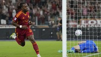 Kemudian, Renato Sanches menggandakan skor di menit ke-8, dan gol bunuh diri dari Alberto Grassi membuat Serigala Ibukota unggul 3-0 di babak pertama.  