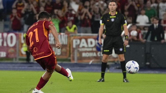 AS Roma menggilas Empoli tujuh gol tanpa balas dalam lanjutan Liga Italia. Romelu Lukaku ikutan mencatatkan nama di papan skor pada laga tersebut. Bermain di Stadion Olimpico, Senin (18/9/2023).
