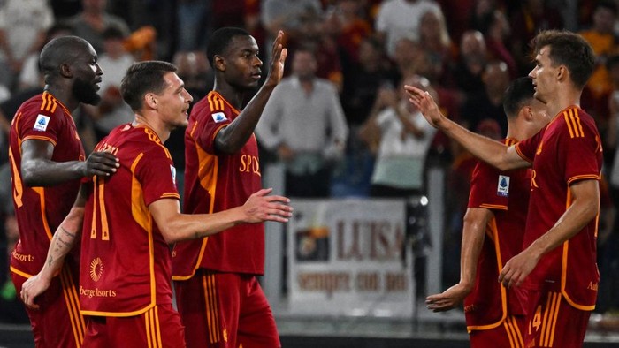 Romas Belgian forward #90 Romelu Lukaku (L) celebrates with teammates after scoring his teams sixth goal during the Italian Serie A football match between AS Roma and Empoli at the Olympic stadium in Rome on September 17, 2023. (Photo by Andreas SOLARO / AFP)