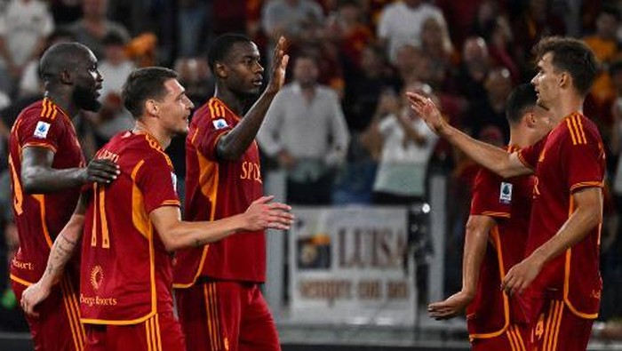Romas Belgian forward #90 Romelu Lukaku (L) celebrates with teammates after scoring his teams sixth goal during the Italian Serie A football match between AS Roma and Empoli at the Olympic stadium in Rome on September 17, 2023. (Photo by Andreas SOLARO / AFP)