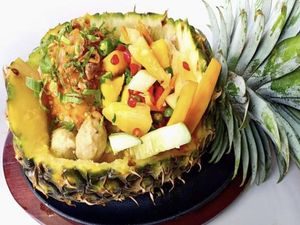 Segar! Sensasi Makan Bakso Rujak dalam Mangkuk Nanas Ada di Medan