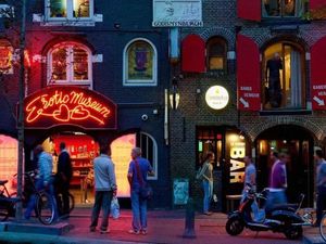 Cara Amsterdam Perangi Turis Nakal: Larang Kencing Sembarangan Cara Amsterdam Perangi Turis Nakal: Larang Kencing Sembarangan