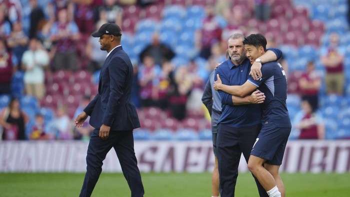 Burnleys head coach Vincent Kompany, left, and Tottenhams head coach Ange Postecoglou leave the field with Tottenhams Son Heung-min at the end of the English Premier League soccer match between Burnley and Tottenham Hotspur at Turf Moor stadium in Burnley, England, Saturday, Sept. 2, 2023. (AP Photo/Jon Super)