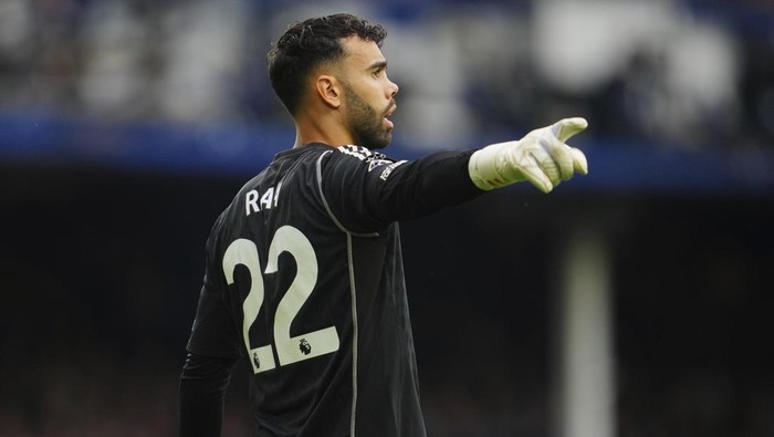 Arsenals goalkeeper David Raya gestures during the English Premier League soccer match between Everton and Arsenal at the Goodison Park stadium in Liverpool, England, Sunday, Sept. 17, 2023. (AP Photo/Jon Super)