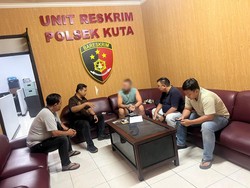 3 Tingkah Bule Sepekan: Ngeseks di Depan Rumah Warga-Lompat Pagar Bandara