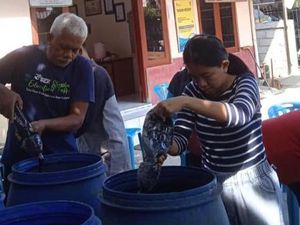Berkat Penetral Bau Sampah, Mahasiswi Asal Sidoarjo Diganjar Reward dari UGM Berkat Penetral Bau Sampah, Mahasiswi Asal Sidoarjo Diganjar Reward dari UGM