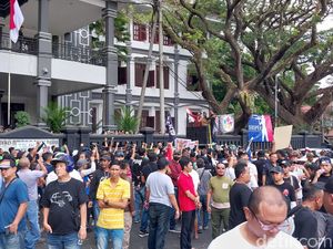 Ratusan Driver Ojol Demo di Alun-alun Tugu Kota Malang, Ini Tuntutannya