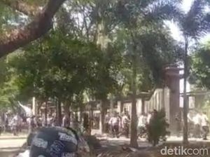 Demo Kasus Investasi Bodong Berakhir Ricuh di Depan Polda Sulsel