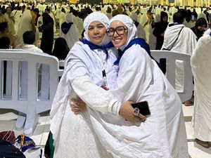 Devi Olivia Beri Tiket Umrah untuk Ibu Sebagai Hadiah Ulang Tahun