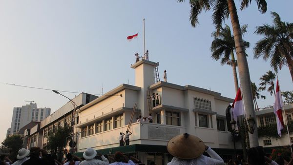 Melihat Drama Kolosal Perobekan Bendera Belanda di Surabaya