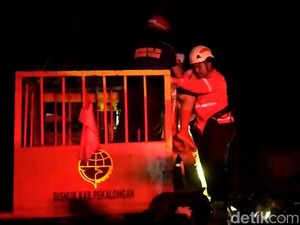 Geger Pekerja Kesetrum saat Pasang Baliho Caleg DPR RI di Pekalongan