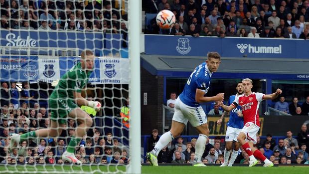 Soccer Football - Premier League - Everton v Arsenal - Goodison Park, Liverpool, Britain - September 17, 2023 Arsenal's Leandro Trossard scores their first goal past Everton's Jordan Pickford REUTERS/Phil Noble NO USE WITH UNAUTHORIZED AUDIO, VIDEO, DATA, FIXTURE LISTS, CLUB/LEAGUE LOGOS OR 'LIVE' SERVICES. ONLINE IN-MATCH USE LIMITED TO 45 IMAGES, NO VIDEO EMULATION. NO USE IN BETTING, GAMES OR SINGLE CLUB/LEAGUE/PLAYER PUBLICATIONS.