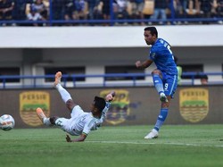 Ezra Walian yang Spesial!