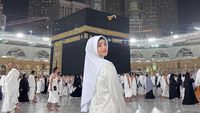 Cantiknya Fuji yang Berhijab saat Ibadah Umrah