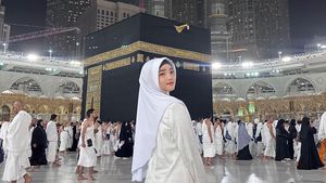 Cantiknya Fuji yang Berhijab saat Ibadah Umrah