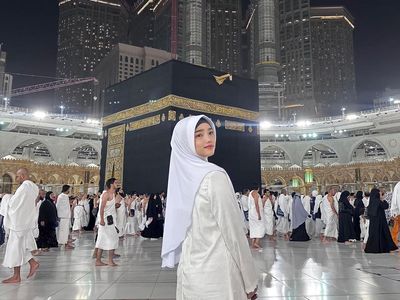 Cantiknya Fuji yang Berhijab saat Ibadah Umrah