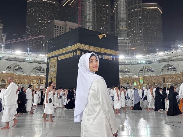 Cantiknya Fuji yang Berhijab saat Ibadah Umrah
