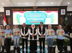 Khofifah Salurkan Bansos-Zakat Produktif demi Tingkatkan Daya Beli Masyarakat