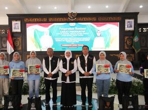 Khofifah Salurkan Bansos-Zakat Produktif demi Tingkatkan Daya Beli Masyarakat Khofifah Salurkan Bansos-Zakat Produktif demi Tingkatkan Daya Beli Masyarakat