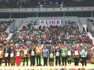 Jokowi Serahkan 1.541 SK Hutan Sosial & TORA: Yang Tak Produktif Dicabut Jokowi Serahkan 1.541 SK Hutan Sosial & TORA: Yang Tak Produktif Dicabut