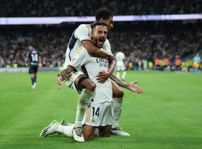 Soccer Football - LaLiga - Real Madrid v Real Sociedad - Santiago Bernabeu, Madrid, Spain - September 17, 2023 Real Madrid's Joselu celebrates scoring their second goal with Jude Bellingham REUTERS/Isabel Infantes