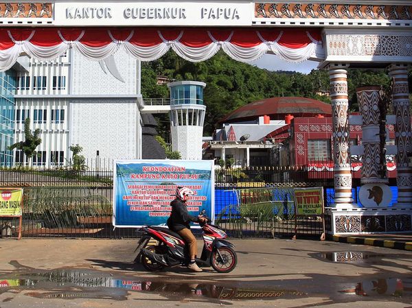 Kantor Gubernur Papua Disegel, Kenapa?
