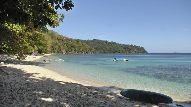 Suasana Pantai Pulisan di Minahasa Utara, Sulawesi Utara, Rabu (9/8/2023). Pantai Pulisan yang berada di Kawasan Ekonomi Khusus (KEK) Pariwisata Likupang merupakan salah satu pantai yang termasuk dalam Destinasi Super Prioritas (DSP), memiliki keindahan alam pasir putih dan bukit savana serta menawarkan aktivitas wisata hiking, selam permukaan, dan menyelam. ANTARA FOTO/Adwit B Pramono