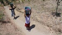 Kemarau Tak Berkesudahan, Warga Jalan 2 Km Demi Air Bersih