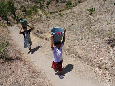 Kemarau Tak Berkesudahan, Warga Jalan 2 Km Demi Air Bersih