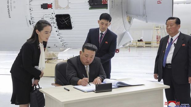 Pemimpin Korea Utara Kim Jong Un (tengah), berbareng kerabat perempuannya, Kim Yo Jong (kiri), menandatangani kitab visitor di kosmodrom Vostochny di luar kota Tsiolkovsky, sekitar 200 kilometer (125 mil) dari kota Blagoveshchensk di wilayah Amur timur, Rusia, Rabu, 13 September 2023.